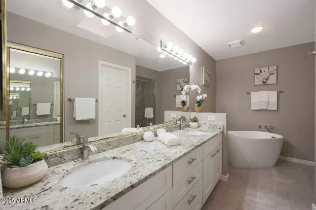 MLS: 6900994 Condo For Sale