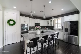 Photo #5: 6904367 Listing