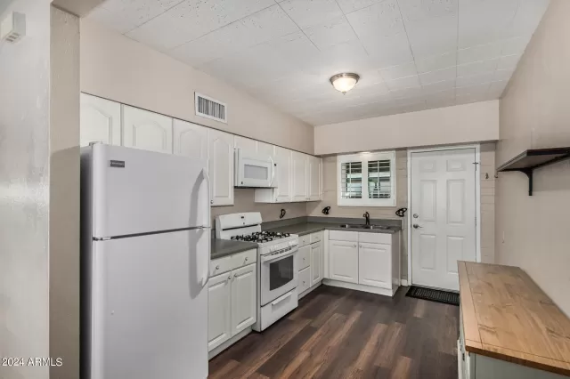 MLS: 6905360 Condo For Sale