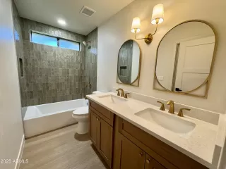 Photo #5: 6907896 Listing