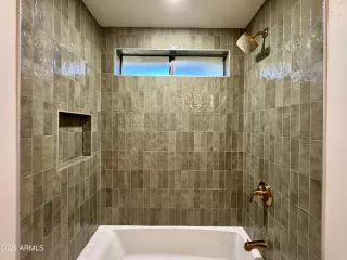 Photo #6: 6907896 Listing