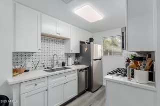 Photo #5: 6908280 Listing