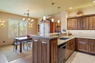 Photo #5: 6909085 Listing