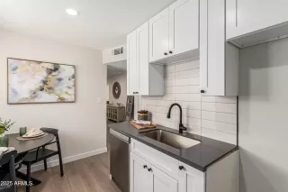 Photo #6: 6909350 Listing