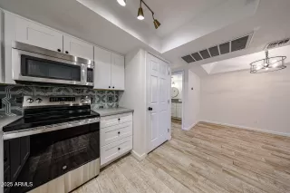 Photo #5: 6912193 Listing