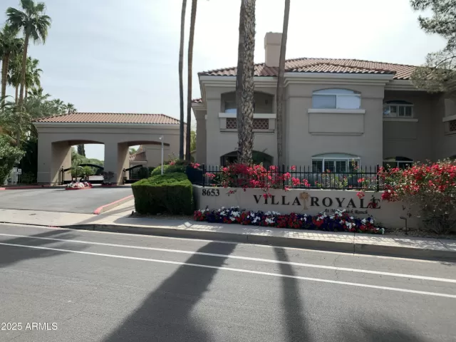 MLS: 6913115 Condo For Sale