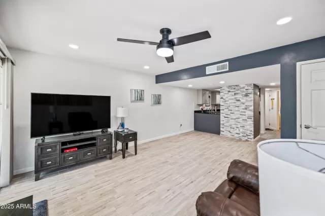 MLS: 6913671 Condo For Sale