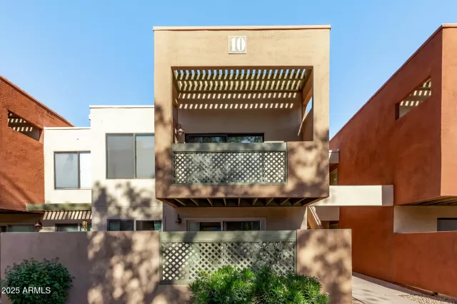 MLS: 6915412 Condo For Sale