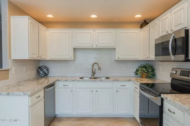 MLS: 6915702 Condo For Sale