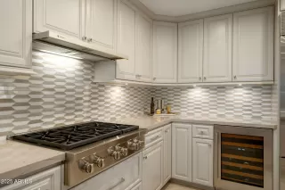 Photo #5: 6915828 Listing