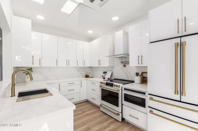 MLS: 6916033 Condo For Sale