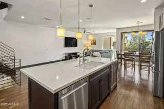 Photo #5: 6918522 Listing