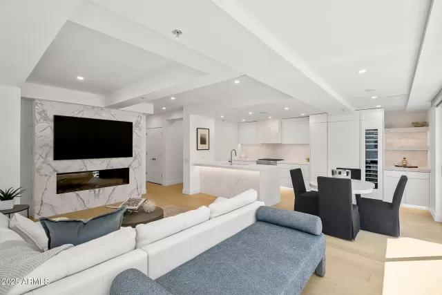 MLS: 6918723 Condo For Sale