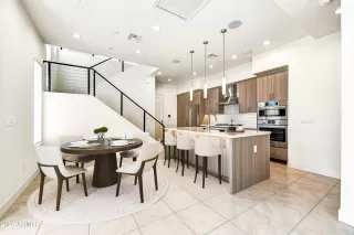 Photo #4: 6918902 Listing