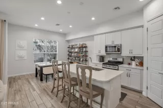 Photo #1: 6919049 Listing 