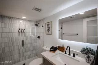 Photo #6: 6922698 Listing