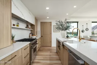 Photo #5: 6930464 Listing