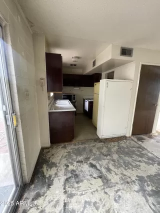 Photo #5: 6932399 Listing