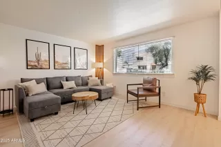 Photo #5: 6939100 Listing
