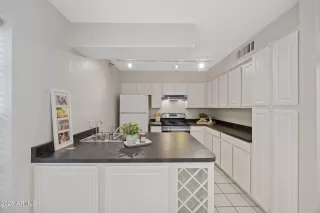 Photo #4: 6940255 Listing