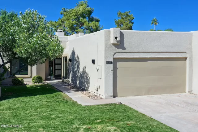 MLS: 6940944 Condo For Sale