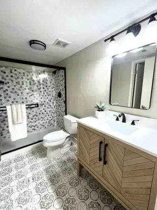 Photo #5: 6944348 Listing