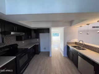 Photo #5: 6945899 Listing