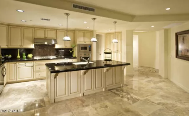 MLS: 6953361 Condo For Sale