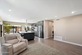 Photo #5: 6956829 Listing