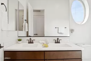 Photo #4: 6983889 Listing