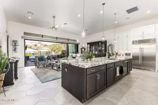 Photo #4: 6987865 Listing