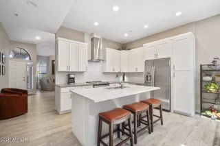 Photo #5: 7038900 Listing